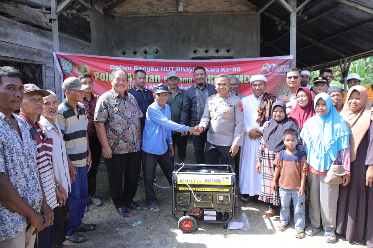 Bupati Asahan Taufik Zainal Abidin SSos MSi, Kapolres Asahan AKBP Revi Nurvelani bersama rombongan mengunjungi desa terisolir yang belum ada aliran listrik yakni Dusun VIII Desa Pertahanan Kecamatan Sei Kepayang, Jum'at (26/6).