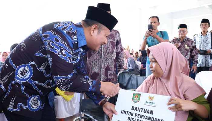 Wakil Bupati Asahan Rianto SH MAP hadiri khitanan massal dan penyaluran Zakat Infaq Sedekah (ZIS) oleh Baznas Asahan di Gedung Tahfidz Qur'an Masjid Agung H Achmad Bakrie Kisaran, Jum'at (26/6).