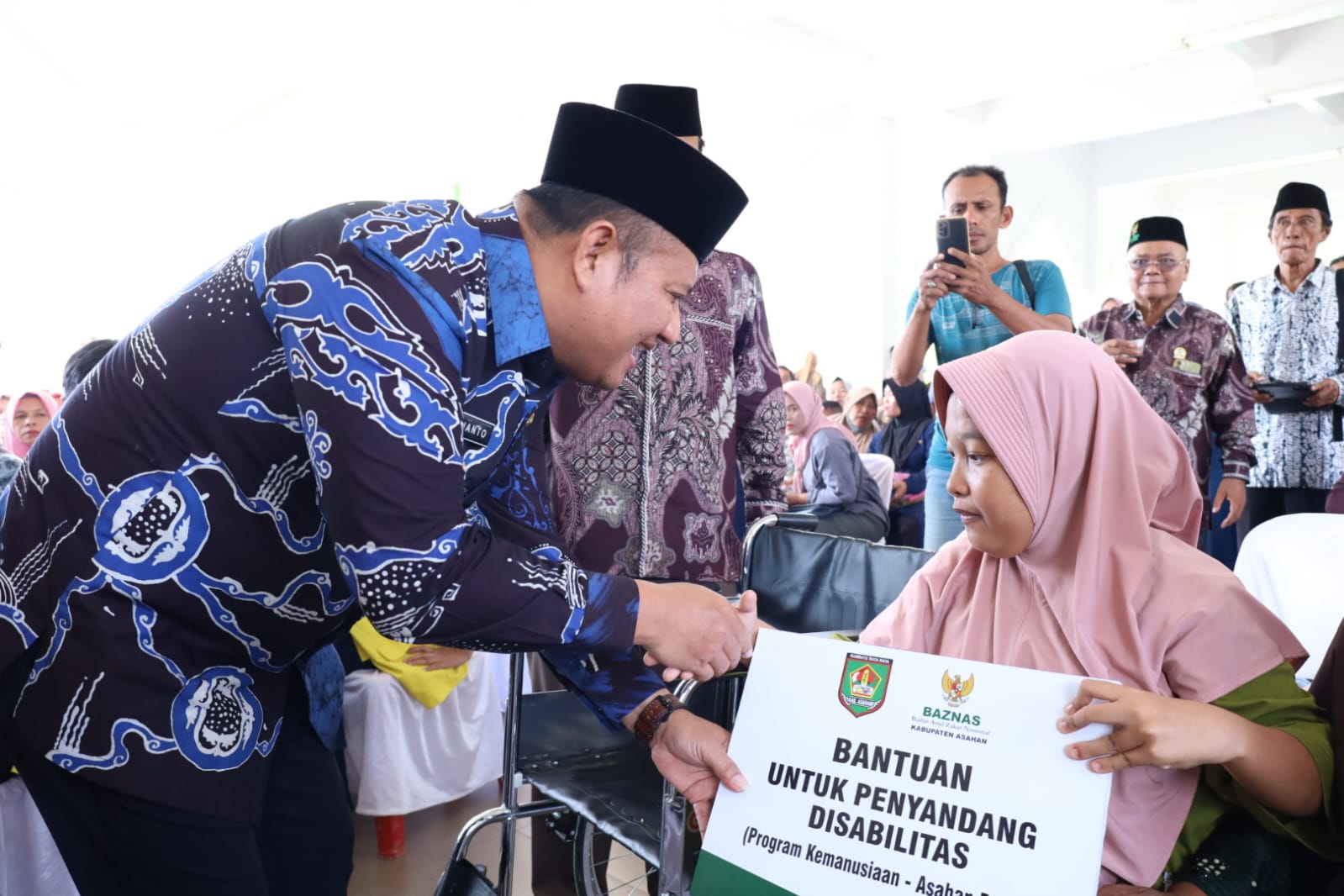 Wakil Bupati Asahan Rianto SH MAP hadiri khitanan massal dan penyaluran Zakat Infaq Sedekah (ZIS) oleh Baznas Asahan di Gedung Tahfidz Qur'an Masjid Agung H Achmad Bakrie Kisaran, Jum'at (26/6).