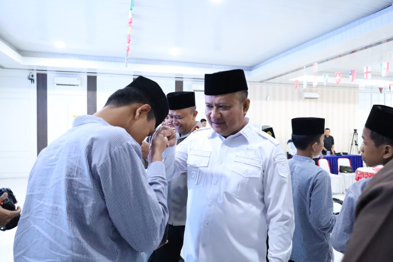 Wakil Bupati Asahan Rianto SH MAP bersama Forkopimda ikuti doa bersama lintas agama menjelang HUT Bhayangkara di Aula Wira Satya Polres Asahan, Kamis (18/6).