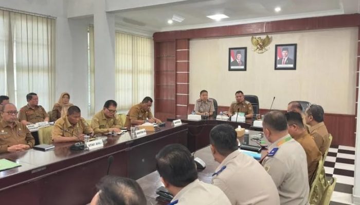 Wakil Bupati Asahan Rianto SH MAP pimpin rapat bersama Badan Pertanahan Nasional (BPN) Asahan di Aula Mawar, Senin (15/6).