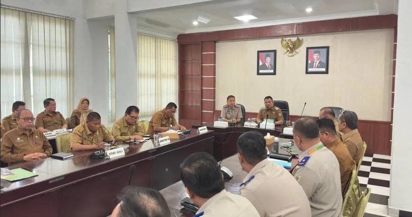 Wakil Bupati Asahan Rianto SH MAP pimpin rapat bersama Badan Pertanahan Nasional (BPN) Asahan di Aula Mawar, Senin (15/6).