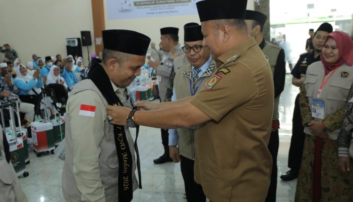 Wakil Bupati Asahan, Rianto SH MAP menyambut kepulangan jamaah haji kloter 7 di Asrama Haji Medan, Selasa (9/6).