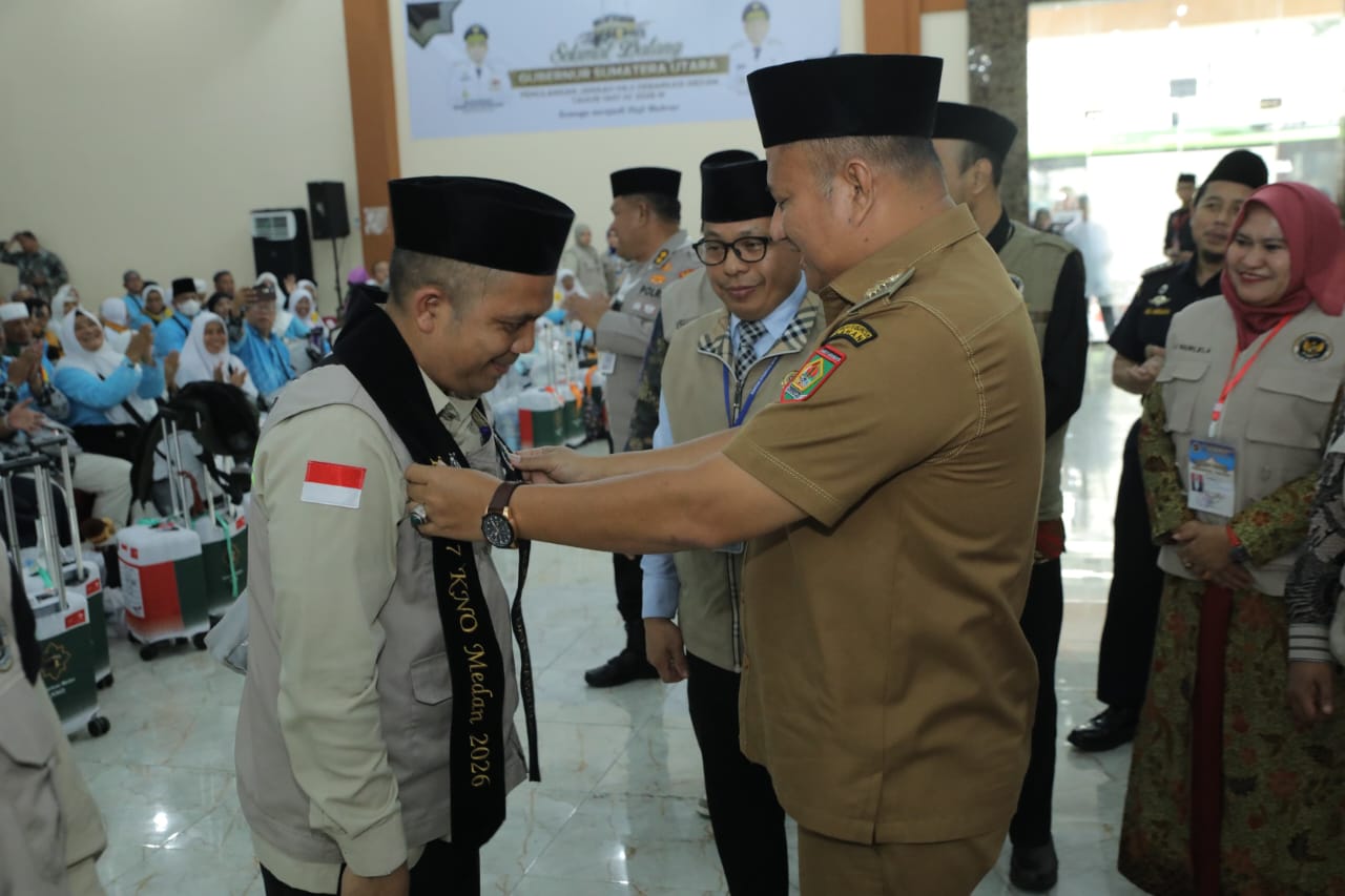 Wakil Bupati Asahan, Rianto SH MAP menyambut kepulangan jamaah haji kloter 7 di Asrama Haji Medan, Selasa (9/6).