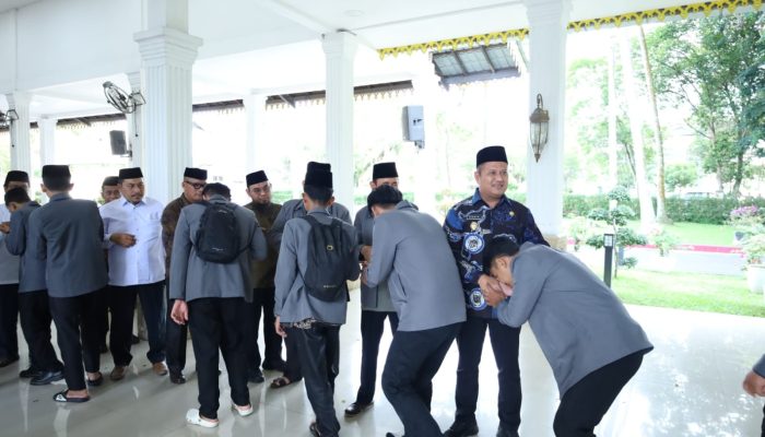 Wakil Bupati Asahan, Rianto SH MAP bersama Forkopimda dan OPD menyambut kepulangan kafilah Asahan usai mengikuti Musabaqah Tilawatil Qur'an (MTQ) ke 40 tingkat Provinsi Sumatera Utara di Pendopo Rumah Dinas Bupati Asahan, Jum'at (26/6).