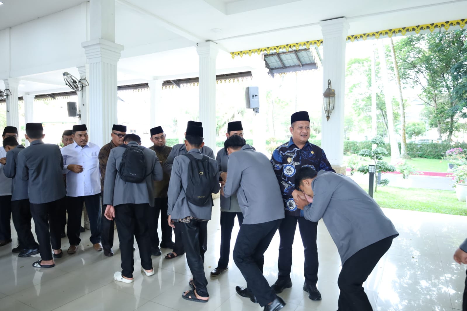Wakil Bupati Asahan, Rianto SH MAP bersama Forkopimda dan OPD menyambut kepulangan kafilah Asahan usai mengikuti Musabaqah Tilawatil Qur'an (MTQ) ke 40 tingkat Provinsi Sumatera Utara di Pendopo Rumah Dinas Bupati Asahan, Jum'at (26/6).