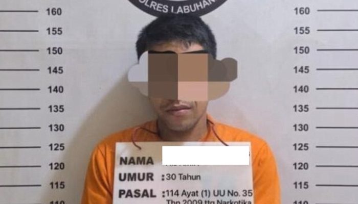 Tersangka diamankan beserta sabu miliknya. (foto/ist)