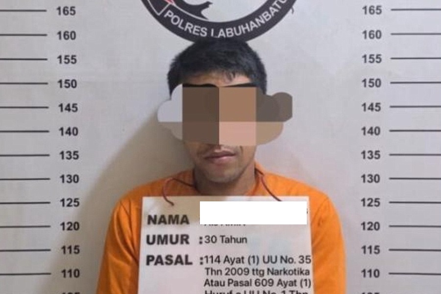 Tersangka diamankan beserta sabu miliknya. (foto/ist)
