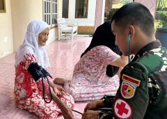 Yonif TP 951/Pandeka Marapi Gelar Dukungan Kesehatan Keliling bagi Masyarakat.