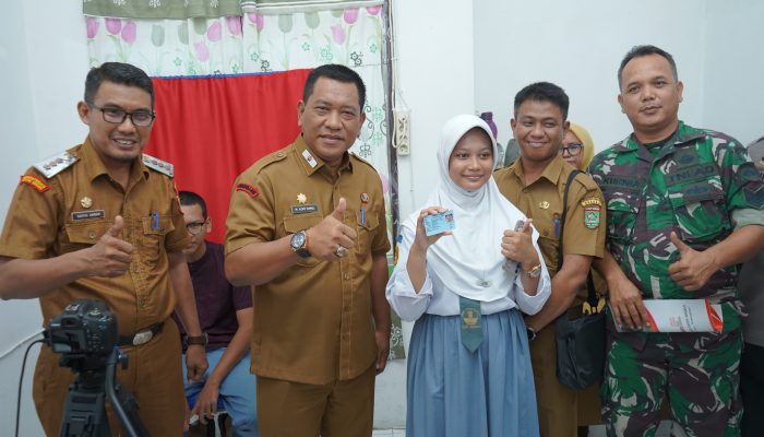 Asisten I Setdakab Asahan, M Azmy Ismail AP MSi resmikan pelayanan administrasi kependudukan di Kantor Camat Aek Kuasan, Senin (27/7). 