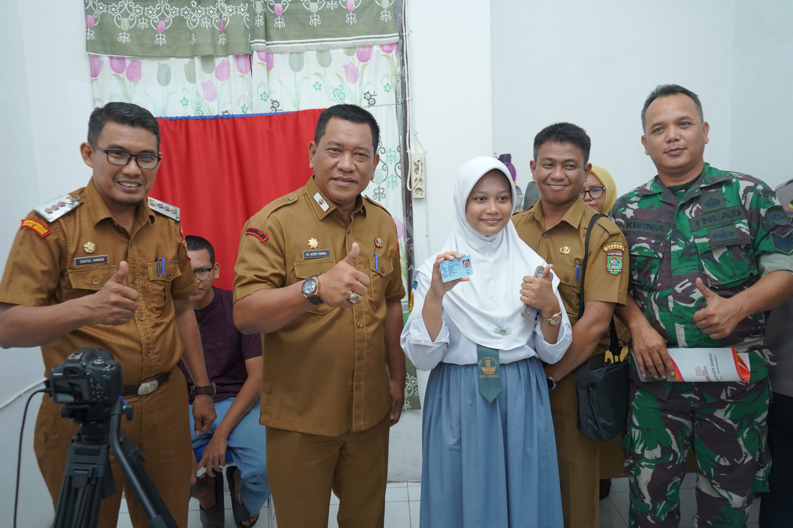 Asisten I Setdakab Asahan, M Azmy Ismail AP MSi resmikan pelayanan administrasi kependudukan di Kantor Camat Aek Kuasan, Senin (27/7). 