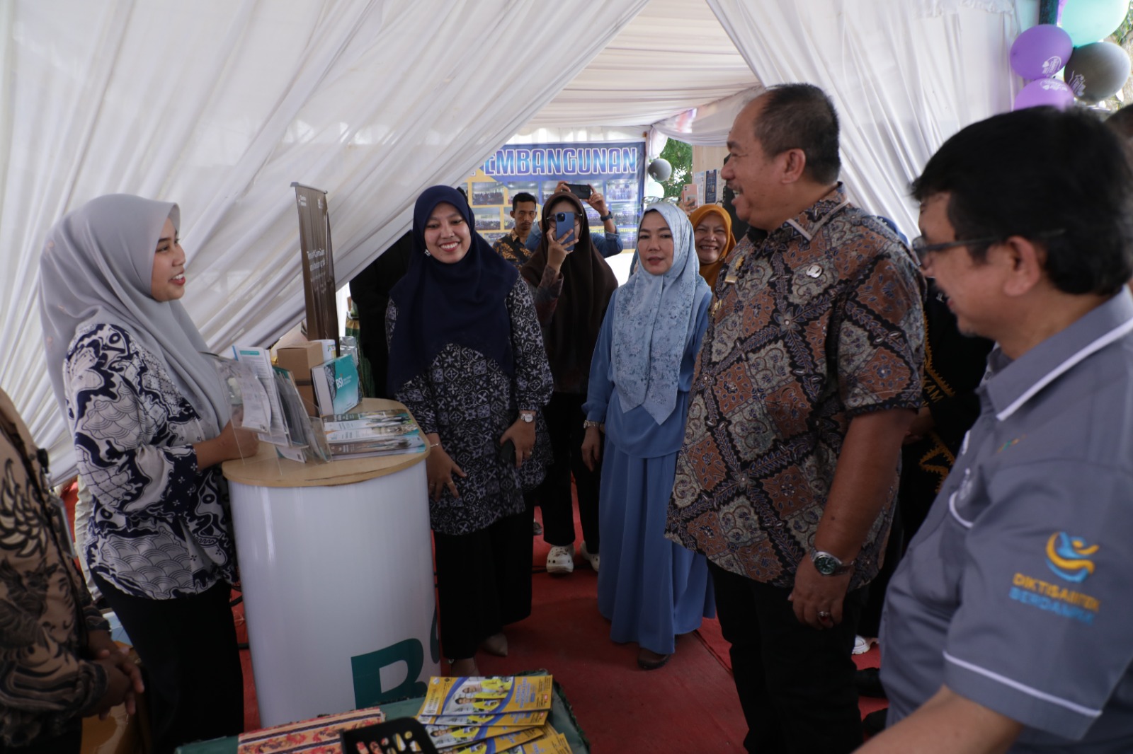 Bupati Asahan Taufik Zainal Abidin SSos MSi membuka expo inovasi Universitas Asahan (UNA) di halaman Fakultas Ekonomi, Kamis (16/7).