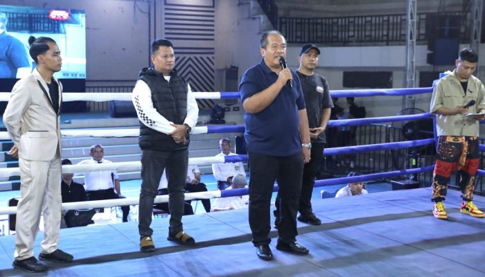 Bupati Asahan Taufik Zainal Abidin SSos MSi hadiri "Asahan Fight Series 3" di Gedung Olahraga Kisaran, Senin malam.