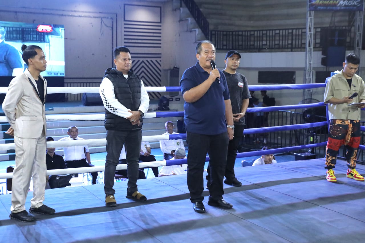 Bupati Asahan Taufik Zainal Abidin SSos MSi hadiri "Asahan Fight Series 3" di Gedung Olahraga Kisaran, Senin malam.
