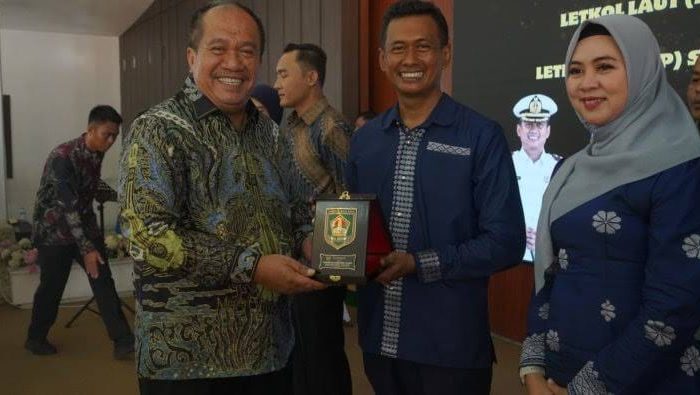 Pisah sambut Danlanal TBA dari Letkol Laut Agung Dwi Handoko kepada Letkol Laut Sigit Riyanto dilaksanakan di Pendopo Rumah Dinas Bupati Asahan, Jum'at (10/7).