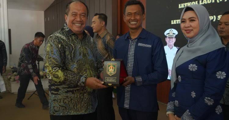 Pisah sambut Danlanal TBA dari Letkol Laut Agung Dwi Handoko kepada Letkol Laut Sigit Riyanto dilaksanakan di Pendopo Rumah Dinas Bupati Asahan, Jum'at (10/7).