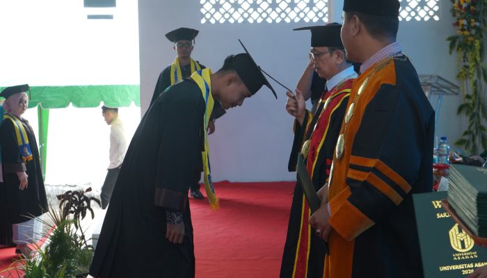 Bupati Asahan Taufik Zainal Abidin SSos MSi hadiri wisuda sarjana (S1) angkatan XXXVI Universitas Asahan (UNA), Sabtu (18/7). 