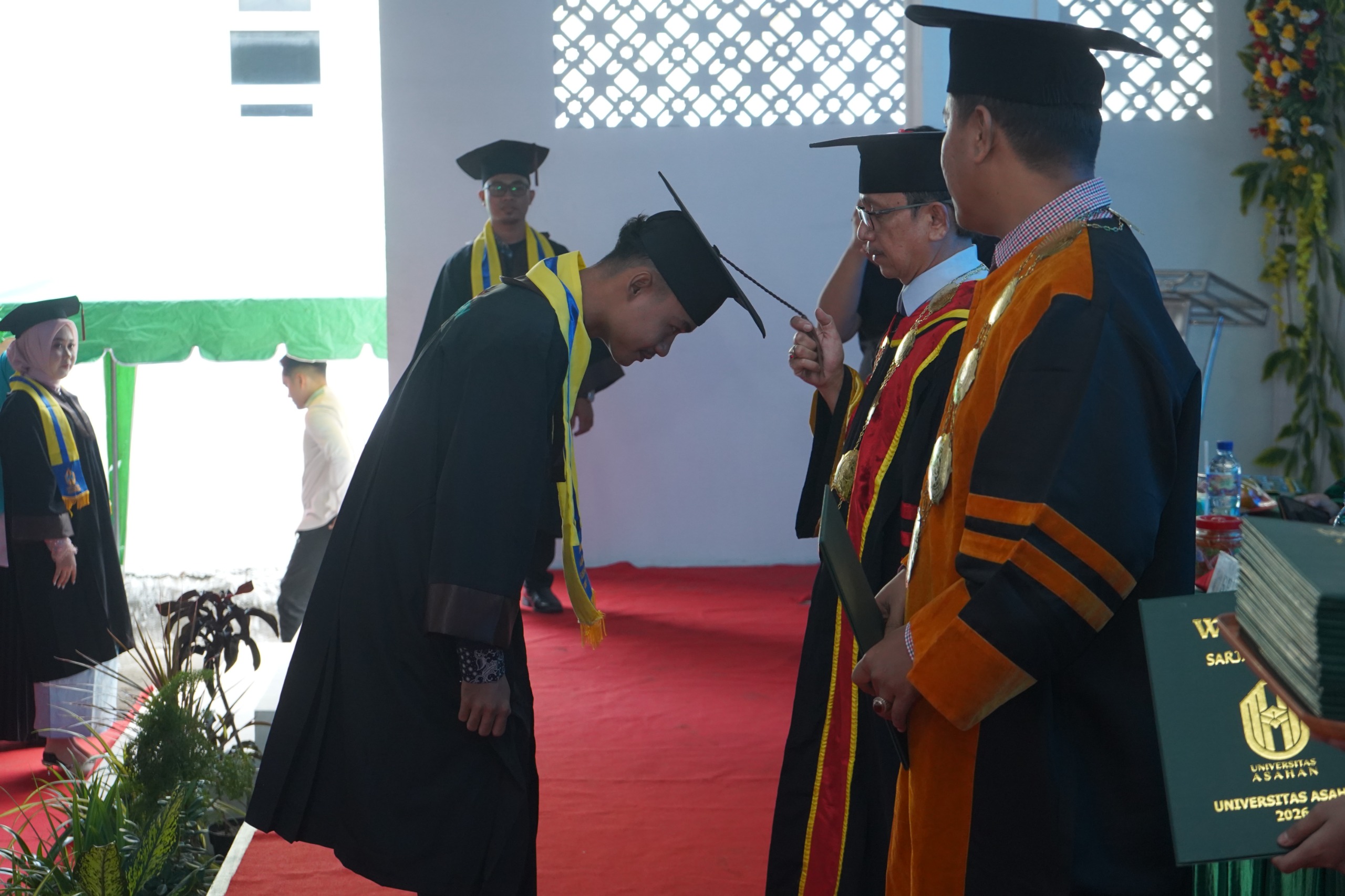 Bupati Asahan Taufik Zainal Abidin SSos MSi hadiri wisuda sarjana (S1) angkatan XXXVI Universitas Asahan (UNA), Sabtu (18/7). 
