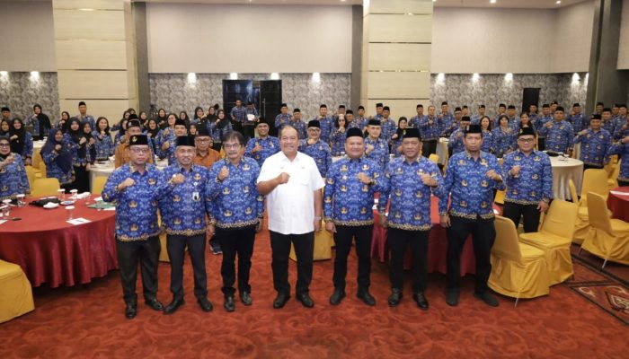Bupati mengajak Korpri jaga integritas dan menjadi teladan di tengah masyarakat melalui pelaksanaan tugas yang profesional, jujur dan bertanggung jawab.
