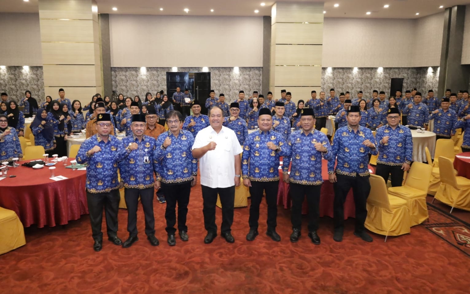 Bupati mengajak Korpri jaga integritas dan menjadi teladan di tengah masyarakat melalui pelaksanaan tugas yang profesional, jujur dan bertanggung jawab.