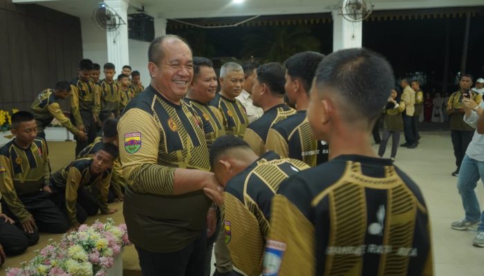 Bupati Asahan didampingi Wakil Bupati bersama Forkopimda melepas kontingen Pramuka ke Jambore Daerah (Jamda) XI Sumut, Senin (6/7).