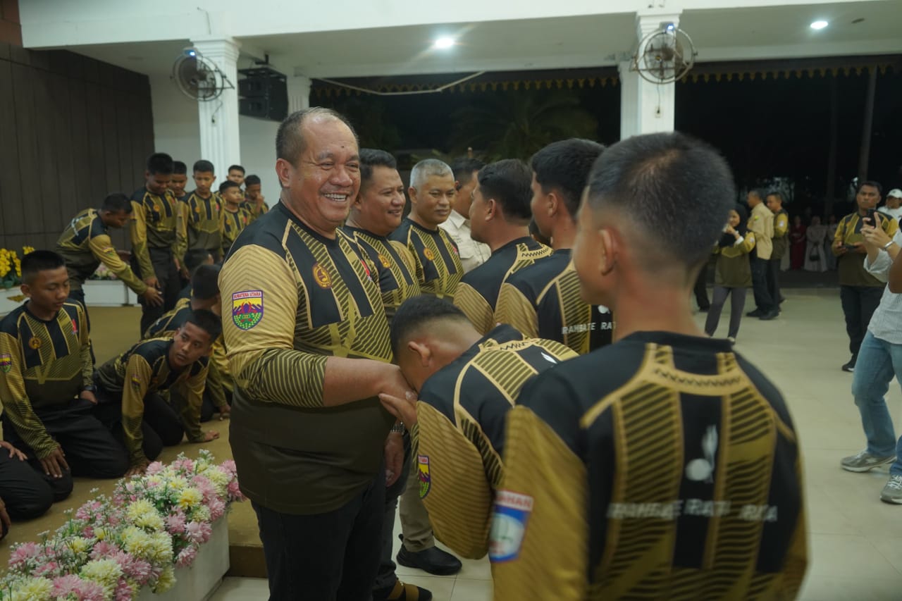 Bupati Asahan didampingi Wakil Bupati bersama Forkopimda melepas kontingen Pramuka ke Jambore Daerah (Jamda) XI Sumut, Senin (6/7).