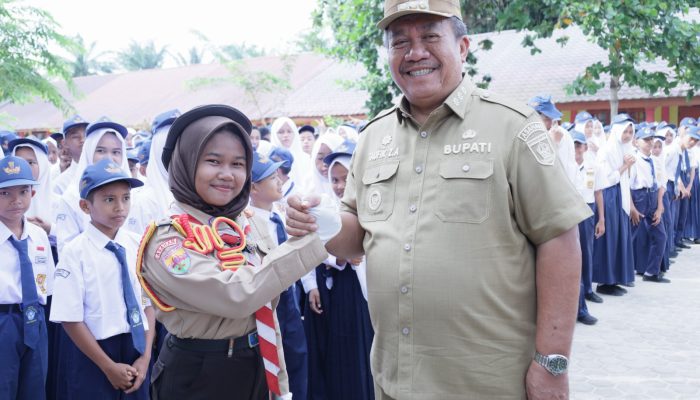 Bupati Asahan Taufik Zainal Abidin SSos MSi pimpin upacara hari pertama masuk sekolah di SMPN 2 Pulo Bandring, Senin (13/7).