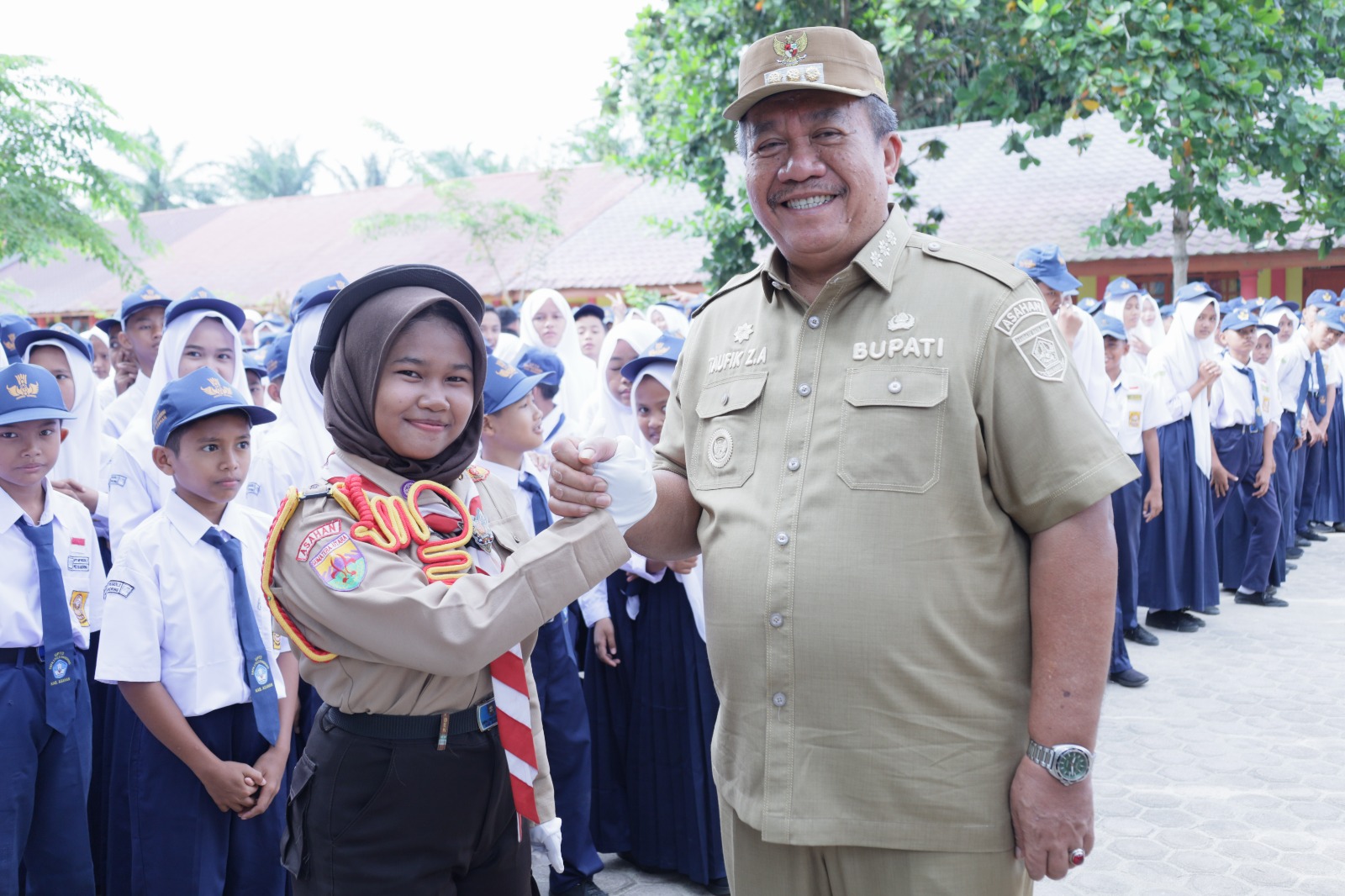 Bupati Asahan Taufik Zainal Abidin SSos MSi pimpin upacara hari pertama masuk sekolah di SMPN 2 Pulo Bandring, Senin (13/7).