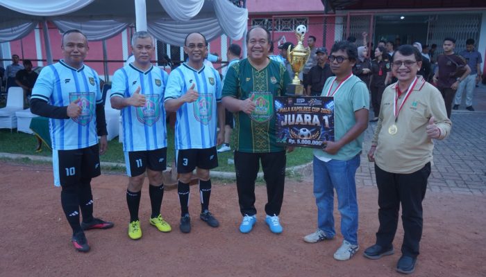 Bupati Asahan Taufik Zainal Abidin SSos MSi didampingi Kapolres Asahan AKBP Revi Nurvelani dan Forkopimda serahkan piala kepada para juara turnamen sepak bola HUT Bhayangkara ke 80 di Stadion Mutiara Kisaran, Rabu (15/7).