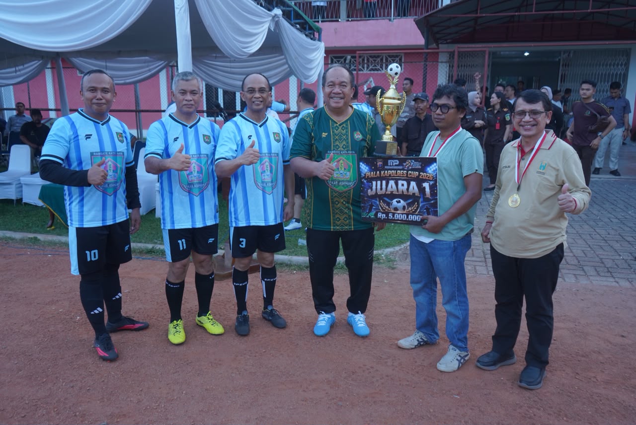 Bupati Asahan Taufik Zainal Abidin SSos MSi didampingi Kapolres Asahan AKBP Revi Nurvelani dan Forkopimda serahkan piala kepada para juara turnamen sepak bola HUT Bhayangkara ke 80 di Stadion Mutiara Kisaran, Rabu (15/7).