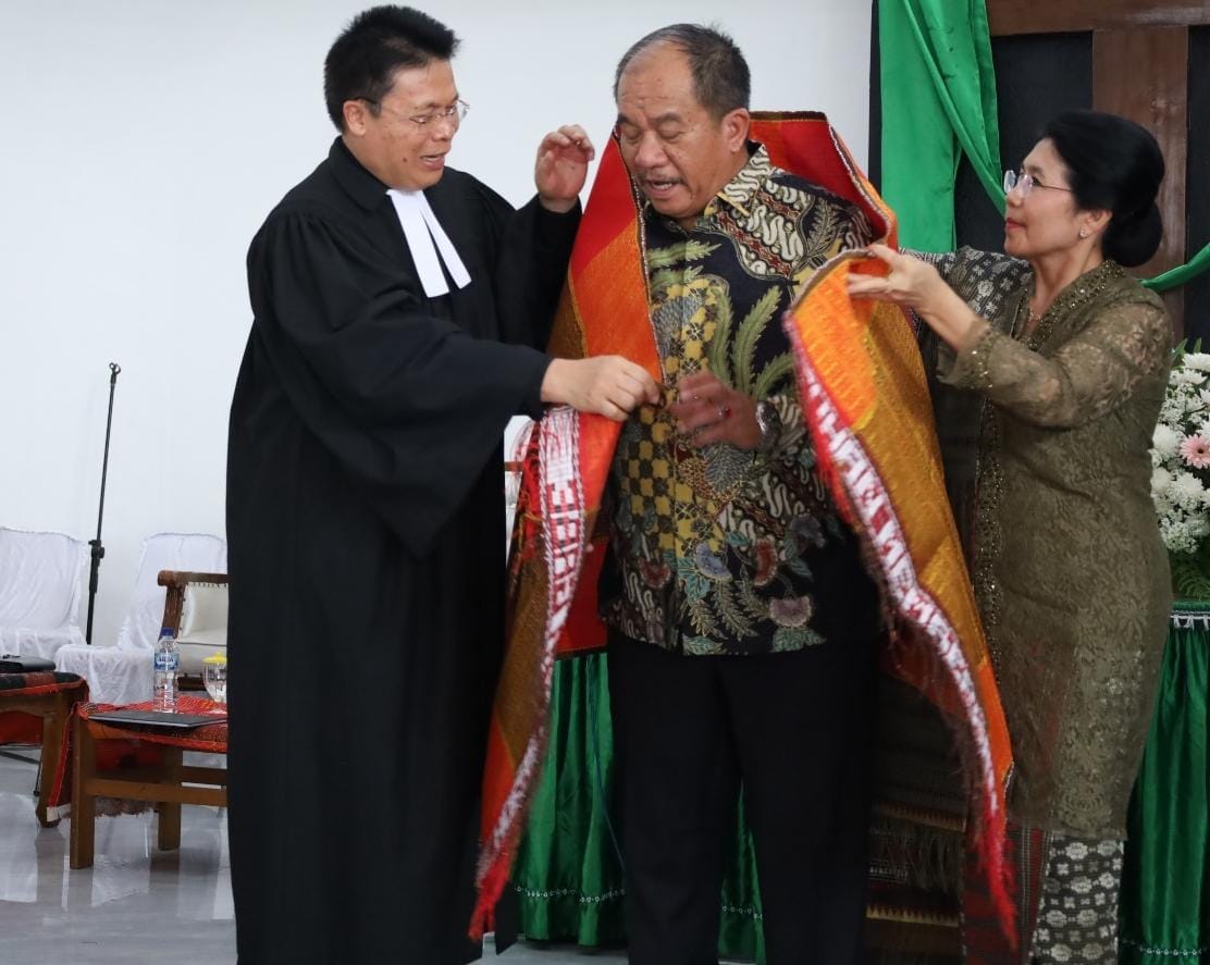 Bupati Asahan menegaskan Pentingnya Kerukunan Umat Beragama di acara penahbisan Pendeta Huria Kristen Batak Protestan di Gereja HKBP Kisaran Kota, Minggu (26/7/2026).