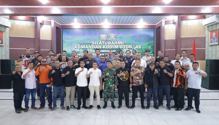 Dandim 0208 Asahan Letkol Edy Syahputra menggelar silaturahmi dengan para insan pers dan tokoh masyarakat yang berasal dari wilayah teritorial Kodim 0208 yakni Kabupaten Asahan, Batubara dan Kota Tanjung Balai di Aula Makodim, Kami (9/7).