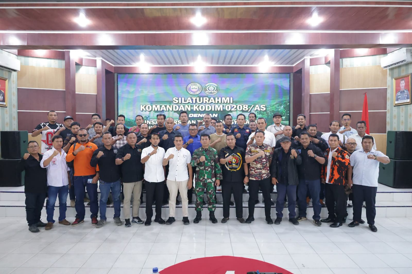 Dandim 0208 Asahan Letkol Edy Syahputra menggelar silaturahmi dengan para insan pers dan tokoh masyarakat yang berasal dari wilayah teritorial Kodim 0208 yakni Kabupaten Asahan, Batubara dan Kota Tanjung Balai di Aula Makodim, Kami (9/7).