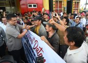 Disambut Hangat Warga di Bandara Binaka, Bobby Nasution Awali Agenda Berkantor di Kepulauan Nias