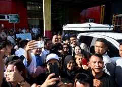Disambut Hangat Warga di Bandara Binaka, Bobby Nasution Awali Agenda Berkantor di Kepulauan Nias