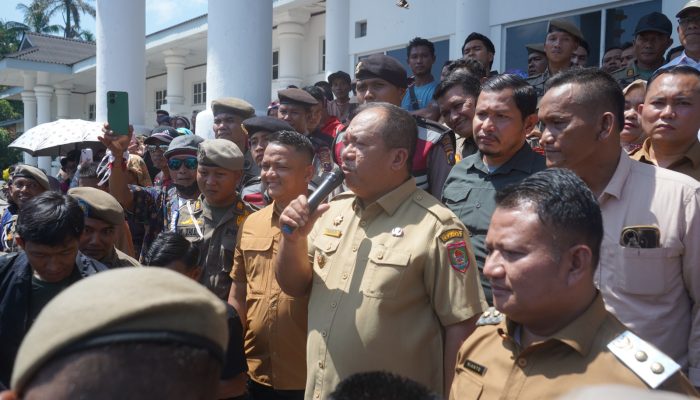 Jalan rusak hingga puluhan tahun, ratusan masyarakat dari 4 Desa di Kecamatan Bandar Pulau menggeruduk Kantor Bupati Asahan, Senin (6/7).