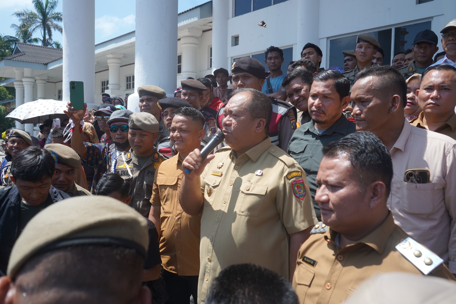 Jalan rusak hingga puluhan tahun, ratusan masyarakat dari 4 Desa di Kecamatan Bandar Pulau menggeruduk Kantor Bupati Asahan, Senin (6/7).
