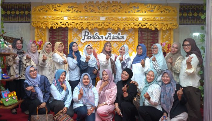 Ketua PKK Asahan Ny Yusnila dan rombongan kunjungi paviliun Asahan di PRSU ke 50 di Jalan Gatot Subroto Medan, Jum'at (17/7). 