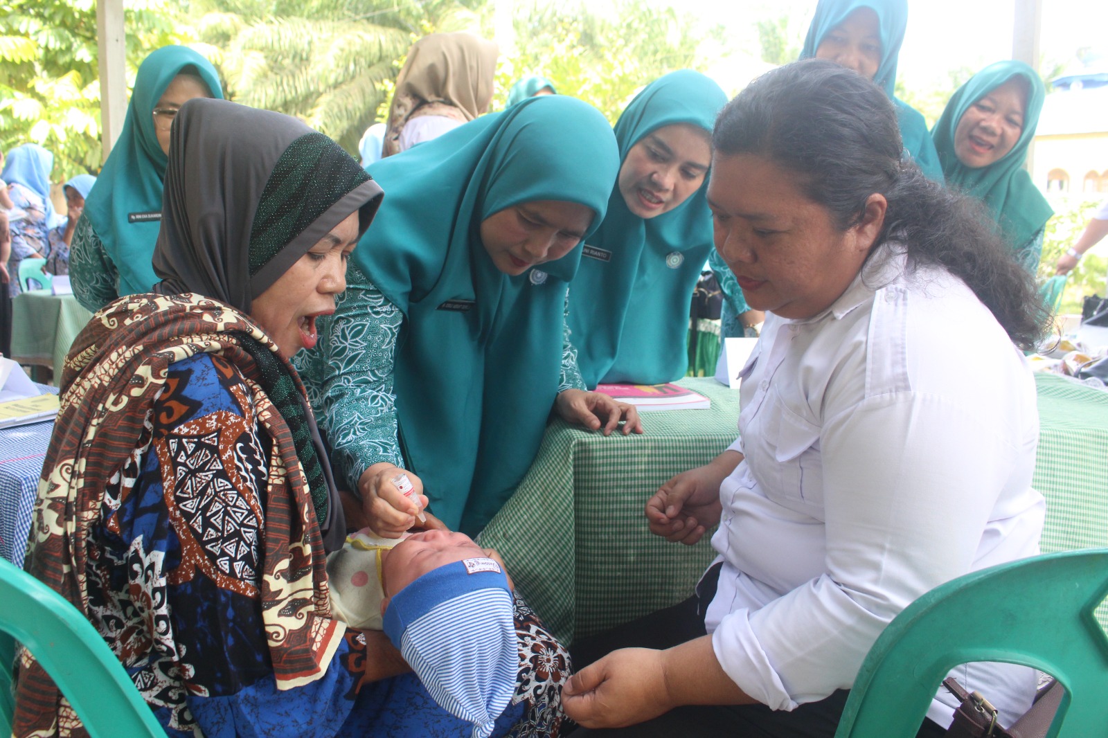 Ketua PKK Asahan Ny Yusnila didampingi Staf Ahli PKK Ny Juni mengunjungi posyandu Gelatik Kelurahan Dadimulyo Kecamatan Kota Kisaran Barat. 