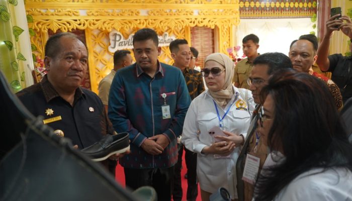 Ketua Tim Komisi VII DPR, Dr Evita Nursanty didampingi Gubsu Bobby Nasution mengunjungi paviliun Asahan di Pekan Raya Sumatera Utara (PRSU), Kamis (9/7).