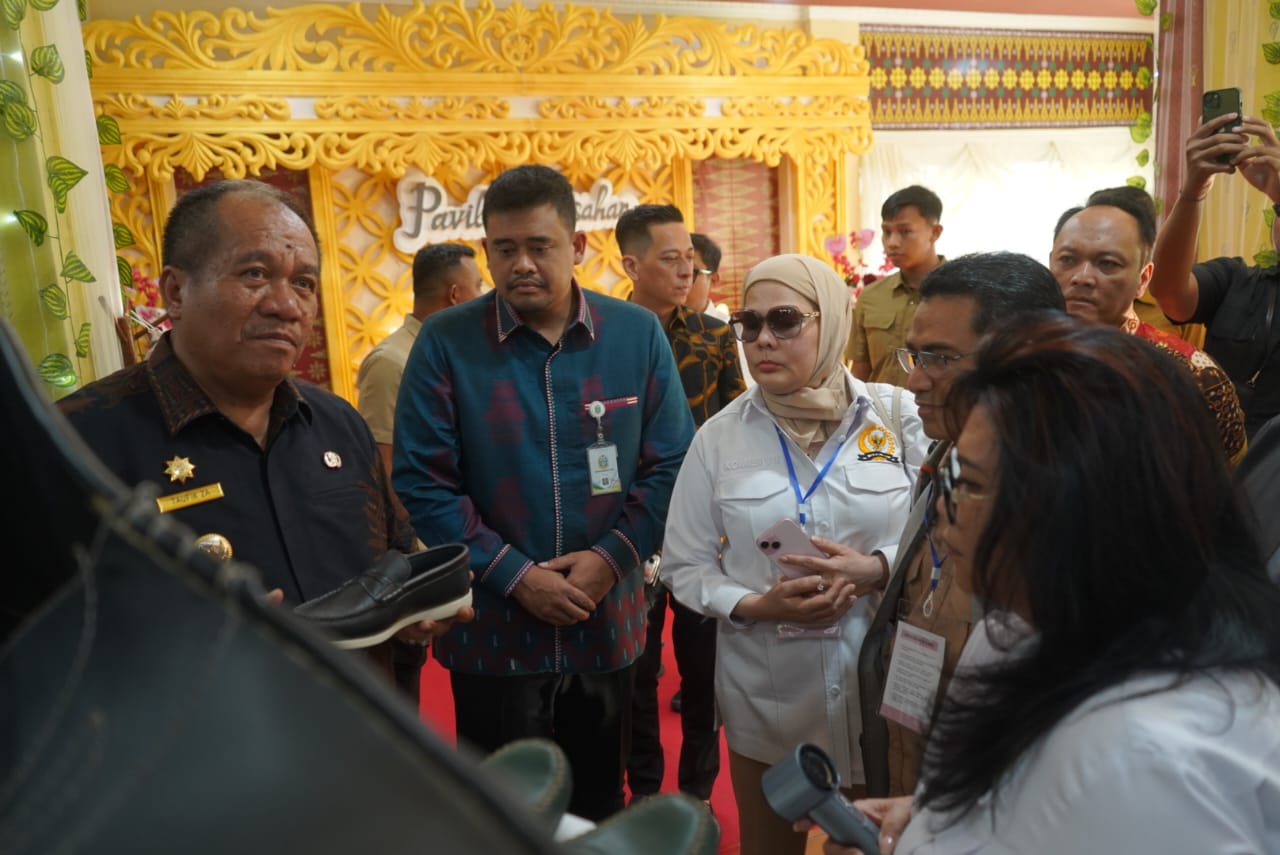 Ketua Tim Komisi VII DPR, Dr Evita Nursanty didampingi Gubsu Bobby Nasution mengunjungi paviliun Asahan di Pekan Raya Sumatera Utara (PRSU), Kamis (9/7).
