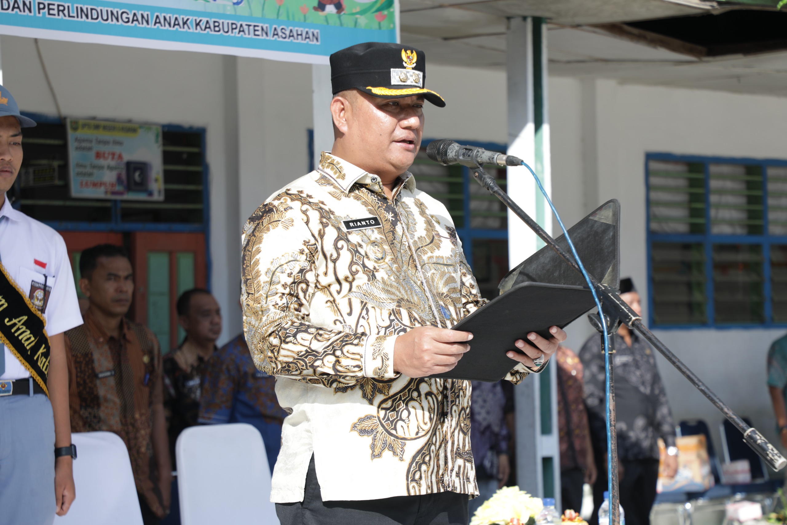Wakil Bupati Asahan Rianto SH MAP pimpin upacara peringatan Hari Anak Nasional (HAN) ke 42 di SMPN 6 Kisaran, Kamis (23/7).