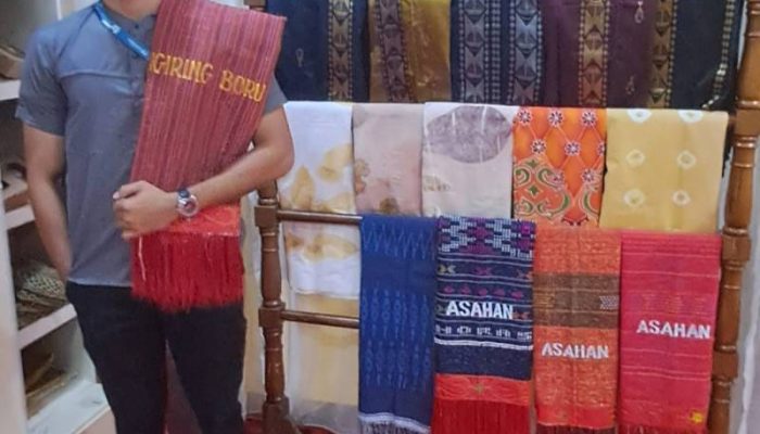 Dari puluhan produk yang dipamerkan, ada beberapa produk yang menjadi andalan utama dan paling diburu pengunjung, diantaranya Sepatu Bunut dan kerupuk kulit pisang