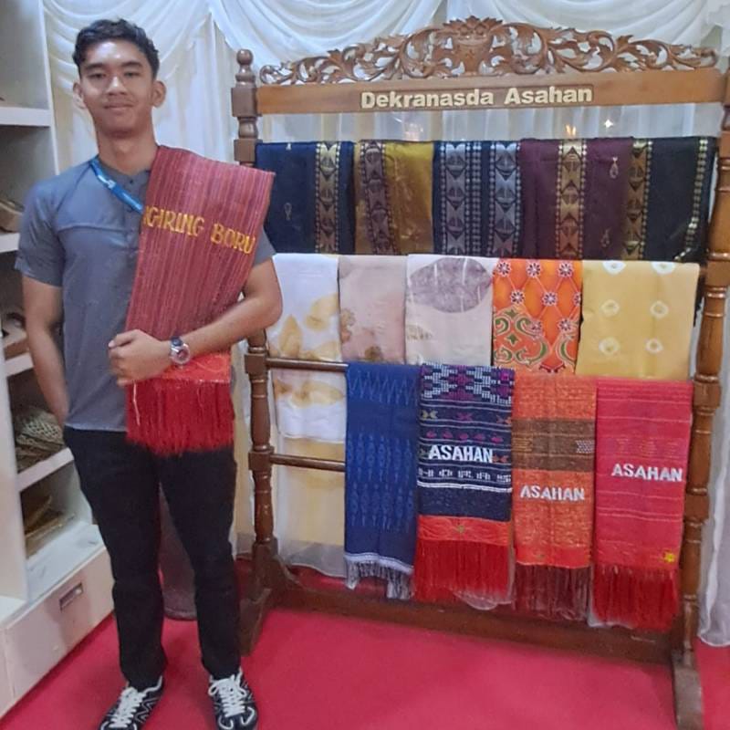 Dari puluhan produk yang dipamerkan, ada beberapa produk yang menjadi andalan utama dan paling diburu pengunjung, diantaranya Sepatu Bunut dan kerupuk kulit pisang