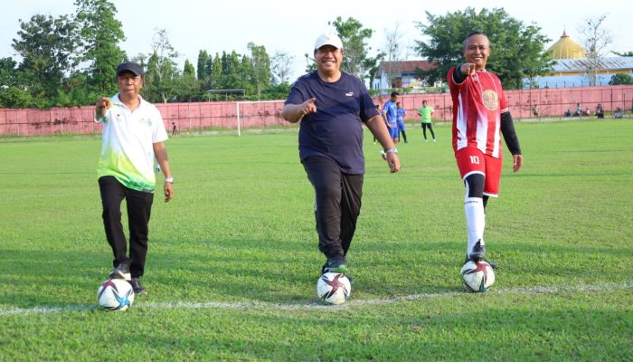Bupati Asahan Taufik Zainal Abidin SSos MSi didampingi Kapolres Asahan AKBP Revi Nurvelani membuka turnamen sepak bola antar instansi.