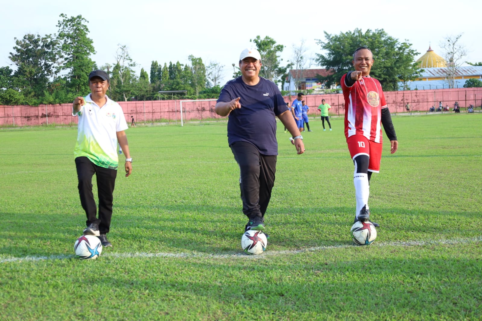 Bupati Asahan Taufik Zainal Abidin SSos MSi didampingi Kapolres Asahan AKBP Revi Nurvelani membuka turnamen sepak bola antar instansi.