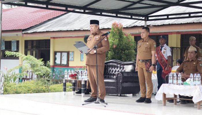 Sekda Asahan Zainal Aripin Sinaga MH pimpin upacara hari pertama masuk sekolah di SMPN 1 Meranti, Senin (13/7).