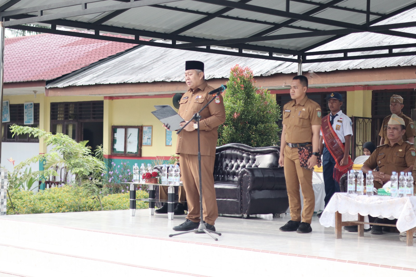Sekda Asahan Zainal Aripin Sinaga MH pimpin upacara hari pertama masuk sekolah di SMPN 1 Meranti, Senin (13/7).