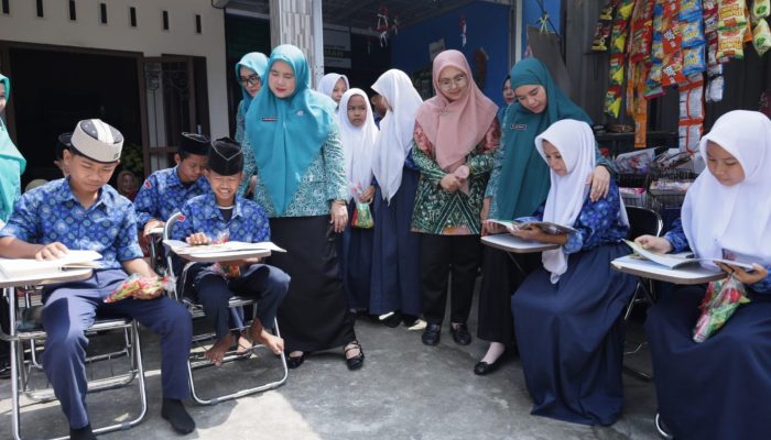 Untuk menumbuhkan budaya literasi bagi anak usia dini, Ketua PKK Asahan Ny Yusnila kunjungi PAUD Sentang, Rabu (15/7). 