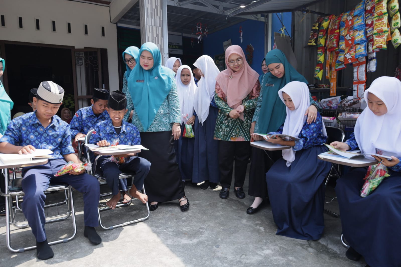 Untuk menumbuhkan budaya literasi bagi anak usia dini, Ketua PKK Asahan Ny Yusnila kunjungi PAUD Sentang, Rabu (15/7).